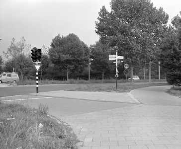 884387 Afbeelding van een paal met ANWB-wegwijzers bij een splitsing in het fietspad bij het Europaplein te Utrecht.